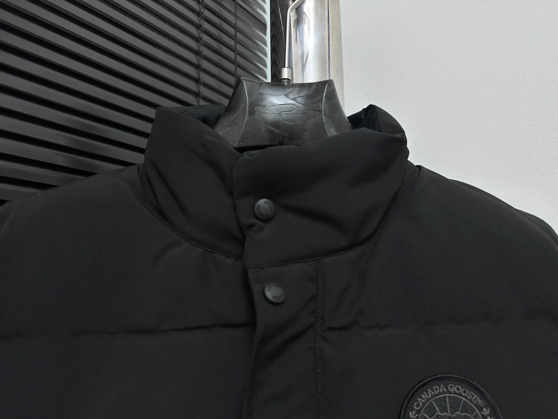 P360 [Canada Goose] Canada Goose #Freestyle Crew 4154M Men’s and Women’s Vest Down# ➖ Imported Behringer embroidery machine with customized 10,000-needle embroidery logo! ➖ Imported 21-count polyester-cotton blended original fabric, using Feather-Light 10D waterproof coating fabric, made of 84.5% polyester fiber and 15.5% cotton, 100% the best feel in the entire network! ➖ The genuine official website uses the national standard 80 white duck down, and will never be misled by false claims such as 90 down or goose down! ➖ 100% nylon nylon lining with double double-layer sealing design to prevent velvet from running away. Top-grade polar fleece is used in the collar and pockets to keep warm and comfortable! ➖ Yoshida YKK provides original custom-made electroplated sliders. YKK two-way lockable zippers are tight and smooth and will not peel off paint! ➖ 3M composite original Velcro is durable, and all accessories and hardware are disassembled and customized! ⛔No slander, no exaggeration, no need for too much copywriting, because it is focused, it is professional!  SIZE: XS S M L XL XXL